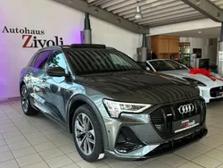 Grau Gebraucht 2022 Audi e-tron S-Line SUV | 29.940 € (Fairer Preis)