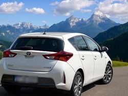 Weiß Gebraucht 2013 Toyota Auris Hybrid Limousine | 9.600 €