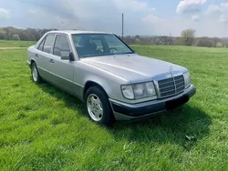 Silber Gebraucht 1991 Mercedes E220 Limousine | 1.700 €