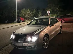 Grau Gebraucht 2003 Mercedes E220 Limousine | 2.400 €