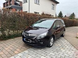 Grau Gebraucht 2016 Opel Zafira Tourer Van / Kleinbus | 7.999 € (Guter Preis)