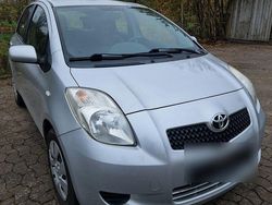 Silber Gebraucht 2006 Toyota Yaris Limousine | 2.850 € (Etwas zu teuer)