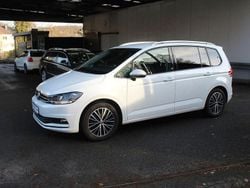 Pure white Gebraucht 2017 VW Touran Sound Van / Kleinbus | 12.490 € (Guter Preis)
