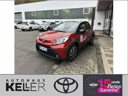 Chili red perleffekt/dach mysticschwarz mica Gebraucht 2024 Toyota Aygo Team Kleinwagen | 18.960 € (Teuer)