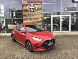 Rot Neu 2025 Toyota Yaris Hybrid Limousine | 28.890 € (Etwas zu teuer)