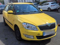 Gelb Gebraucht 2011 Skoda Fabia Kleinwagen | 2.000 €