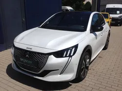 Weiß Gebraucht 2022 Peugeot e-208 Kleinwagen | 18.750 € (Etwas zu teuer)