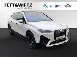 Mineralweiss metallic Gebraucht 2024 BMW iX Sport Line SUV | 69.888 € (Superpreis)