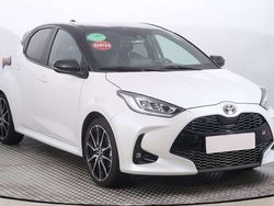 Platinum white pearl mc. (089)/ black mi (metallic) Gebraucht 2023 Toyota Yaris Hybrid Sport Limousine | 24.990 € (Teuer)