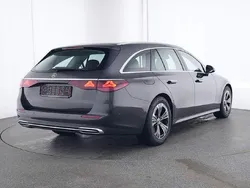 Grau Gebraucht 2023 Mercedes E220 Avantgarde Kombi | 52.977 €