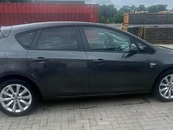 Grau Gebraucht 2012 Opel Astra Limousine | 6.500 € (Fairer Preis)