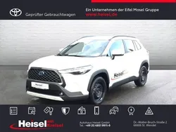 Platinumweiß perleffekt Gebraucht 2022 Toyota Corolla Cross Team SUV | 31.890 € (Fairer Preis)