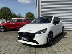 Snowflake white metallic Neu 2024 Mazda 2 Homura-Aka Limousine | 23.450 € (Guter Preis)