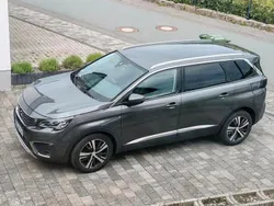 Grau Gebraucht 2019 Peugeot 5008 Allure Van / Kleinbus | 15.950 € (Fairer Preis)