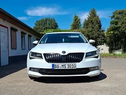 Weiß Gebraucht 2015 Skoda Superb Style Kombi | 15.199 € (Fairer Preis)