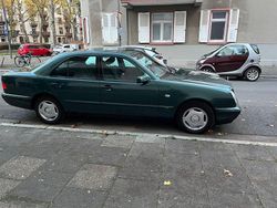 Grün Gebraucht 1998 Mercedes E240 Classic Limousine | 4.900 € (Teuer)