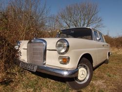 Weiß Gebraucht 1967 Mercedes 200 Limousine | 11.850 €