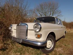 Weiß Gebraucht 1967 Mercedes 200 Limousine | 11.850 €