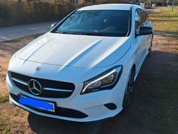 Weiß Gebraucht 2016 Mercedes CLA200 Shooting Brake Urban Kombi | 18.999 € (Fairer Preis)