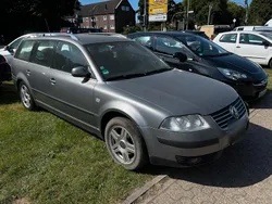 Grau Gebraucht 2003 VW Passat Kombi | 2.450 €