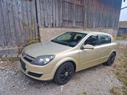 Gelb Gebraucht 2005 Opel Astra Edition+ Kombi | 2.200 € (Fairer Preis)