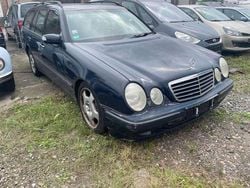 Blau Gebraucht 2001 Mercedes E320 Avantgarde Kombi | 1.700 € (Superpreis)