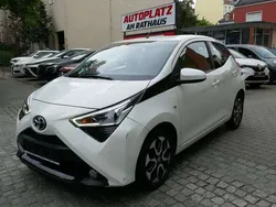 Weiß Gebraucht 2020 Toyota Aygo X-play Kleinwagen | 11.499 € (Fairer Preis)