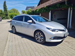 Silber Gebraucht 2015 Toyota Auris Hybrid Kombi | 16.790 € (Teuer)