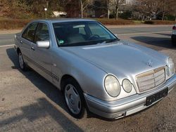 Silber Gebraucht 1999 Mercedes E240 Limousine | 1.999 €