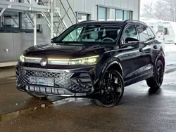 Deep black perleffekt (metallic) Gebraucht 2024 VW Tiguan R-line SUV | 47.880 € (Fairer Preis)