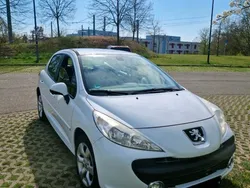 Weiß Gebraucht 2009 Peugeot 207 Premium Limousine | 3.250 € (Etwas zu teuer)