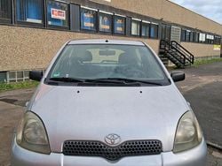 Silber Gebraucht 2002 Toyota Yaris Kleinwagen | 800 €