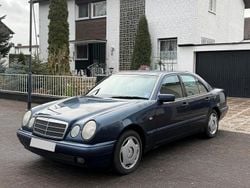 Blau Gebraucht 1996 Mercedes E320 Classic Limousine | 4.300 € (Superpreis)