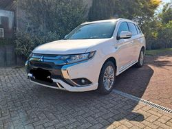Weiß Gebraucht 2020 Mitsubishi Outlander P-HEV Basis SUV | 19.990 € (Guter Preis)