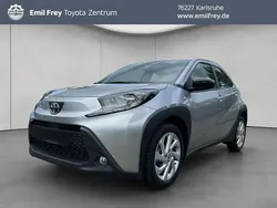 Shimmering silver metallic Gebraucht 2022 Toyota Aygo X-play Kleinwagen | 13.480 € (Fairer Preis)