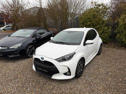 Weiß Gebraucht 2023 Toyota Yaris Hybrid Comfort Limousine | 19.490 € (Fairer Preis)