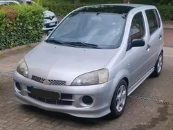 Silber Gebraucht 2002 Daihatsu YRV Van / Kleinbus | 2.500 €
