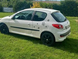 Weiß Gebraucht 2010 Peugeot 206+ Kleinwagen | 1.650 €