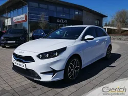 Weiß Neu 2025 Kia Ceed Limousine | 24.990 € (Etwas zu teuer)