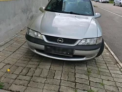 Silber Gebraucht 1998 Opel Vectra Kombi | 1.000 €