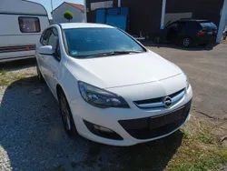 Weiß Gebraucht 2012 Opel Astra Kombi | 3.990 € (Teuer)
