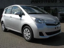 Silber Gebraucht 2011 Toyota Verso-S Cool Van / Kleinbus | 6.990 € (Fairer Preis)