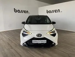 Schneeweiß mit schwarzem dach Gebraucht 2021 Toyota Aygo Kleinwagen | 12.990 € (Etwas zu teuer)