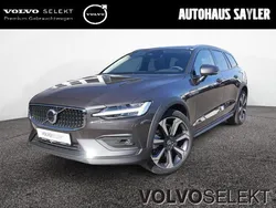Grau / platinum grey (metallic) Gebraucht 2024 Volvo V60 CC Ultimate Kombi | 49.990 € (Teuer)