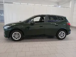 Grün Gebraucht 2024 BMW 218 Active Tourer Sport Line Van / Kleinbus | 28.800 € (Superpreis)
