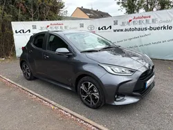 Grau Neu 2025 Toyota Yaris Hybrid Comfort Limousine | 26.777 € (Fairer Preis)