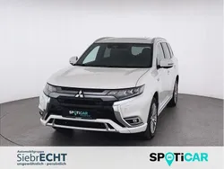 Weiß Gebraucht 2021 Mitsubishi Outlander P-HEV Top SUV | 22.989 € (Guter Preis)