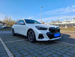Weiß Gebraucht 2024 BMW 520 M Sport Limousine | 58.500 € (Fairer Preis)