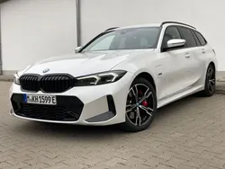 Weiß Gebraucht 2023 BMW 320e M Sport Kombi | 36.200 € (Fairer Preis)