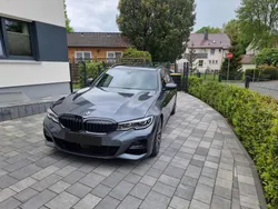 Grau Gebraucht 2020 BMW 330 Shadowline Kombi | 33.750 €